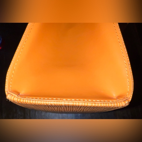 Pre-loved EUC LOUIS VUITTON Epi Croisette PM in Mandarin - Picture 4 of 16